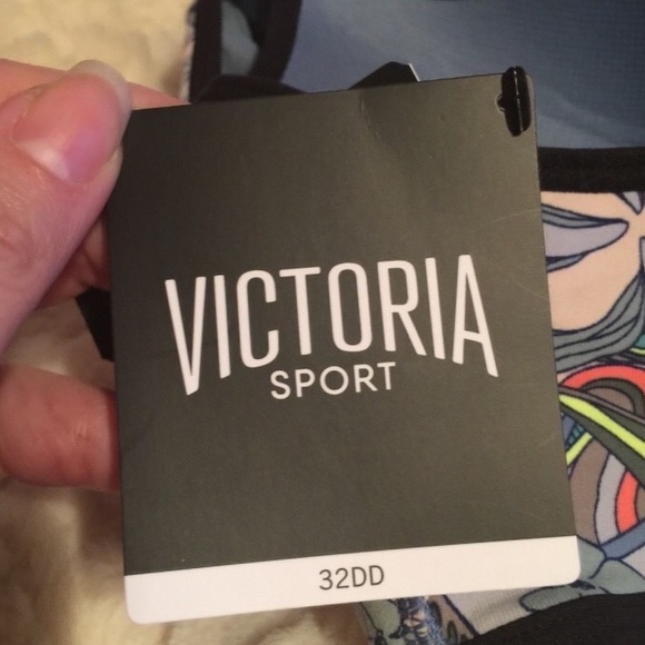 NEW Victoria’s Secret Sports Bra 32DD - Picture 2 of 4